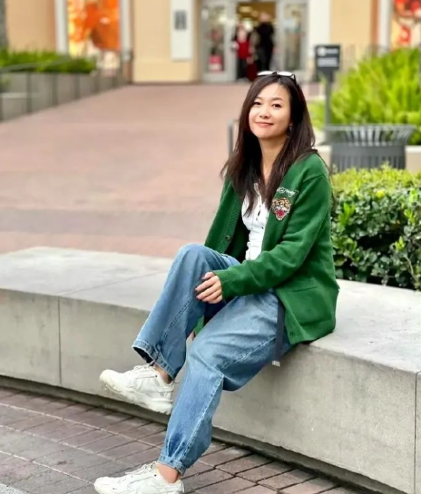 国元配资 50岁徐静蕾与男友同框容光焕发，打扮朴素难掩文艺气质，俩人像一对年轻情侣